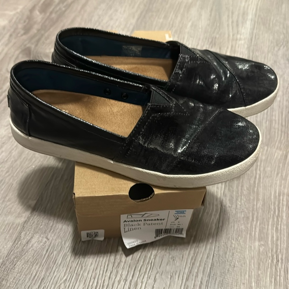 Black Tom’s patent leather slip on loafers